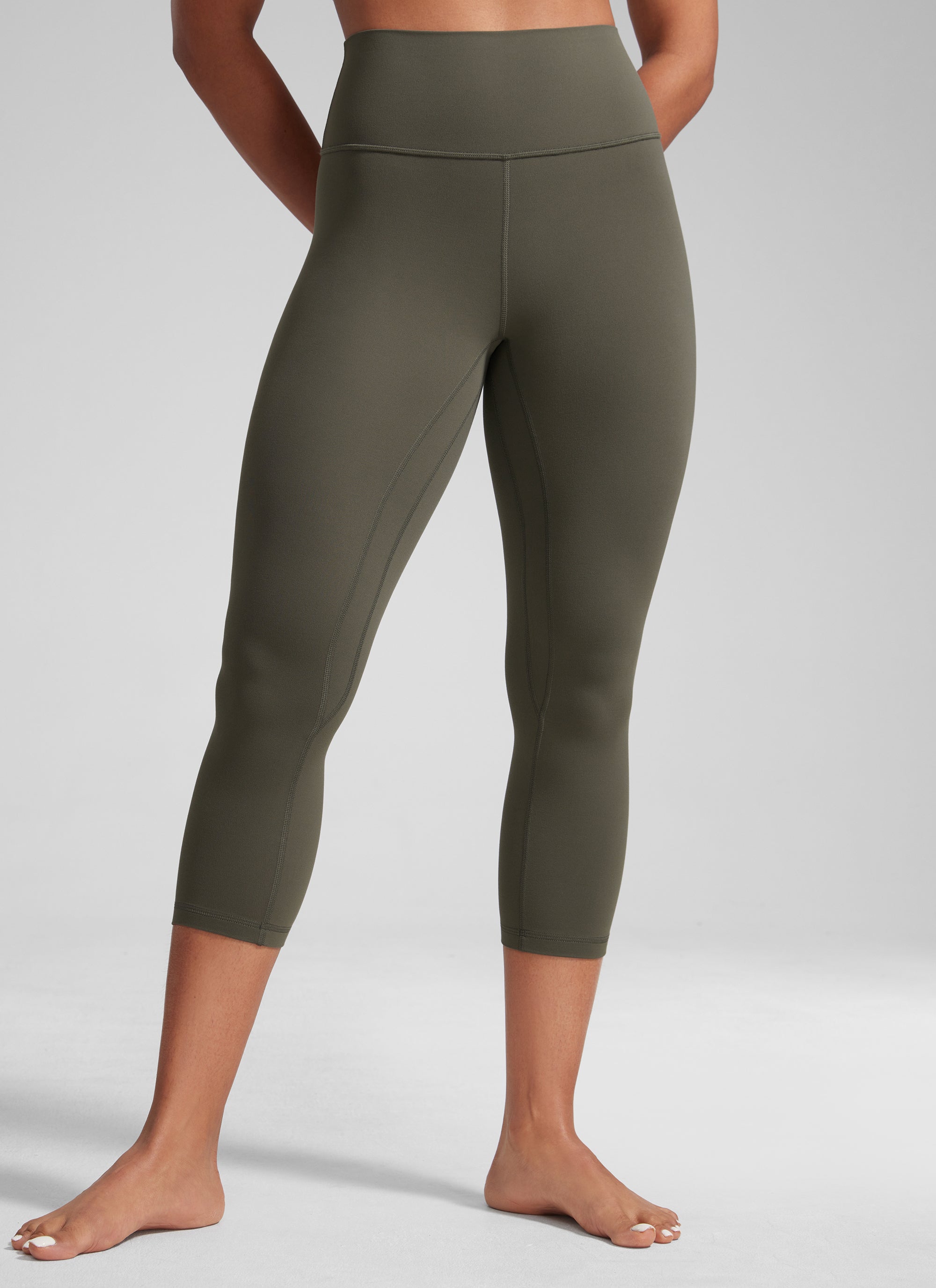 CRZ YOGA Leggings de Mujer Cintura Alta Capris para Ejercicio 21 Pulgadas Verde Militar Claro