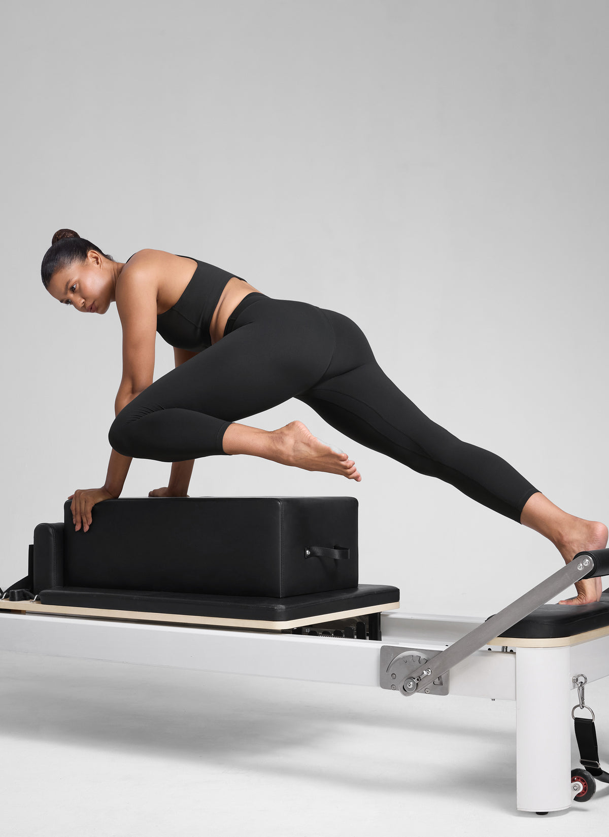 CRZ YOGA Leggings de Mujer Cintura Alta Capris para Ejercicio 23 Pulgadas Negro @model_info:Barbara