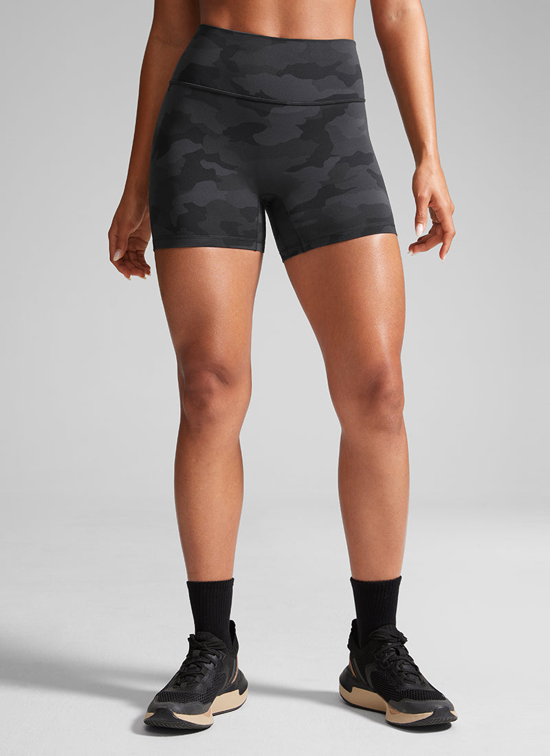 CRZ YOGA  Butterlift Leggings Cortos con el Culo Esreujado de 4 Pulgadas para Mujer Gris oscuro Camuflaje 2