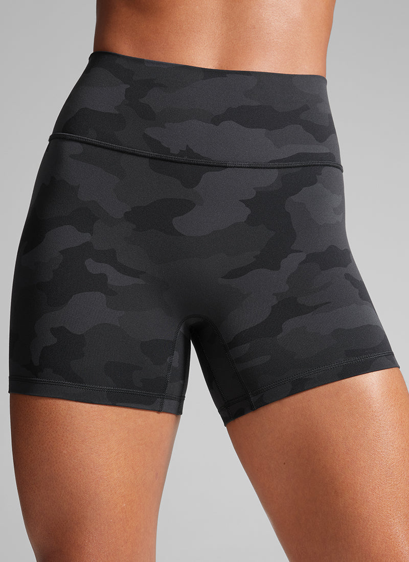 CRZ YOGA  Butterlift Leggings Cortos con el Culo Esreujado de 4 Pulgadas para Mujer Gris oscuro Camuflaje 2