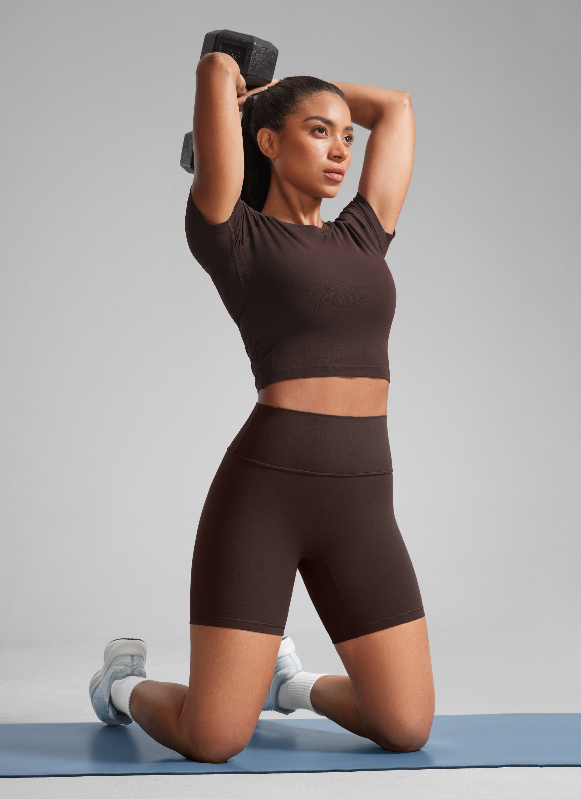 CRZ YOGA Butterlift Leggings Cortos Mujer 6'' con Culo Fruncido Marrón Fudge Caliente