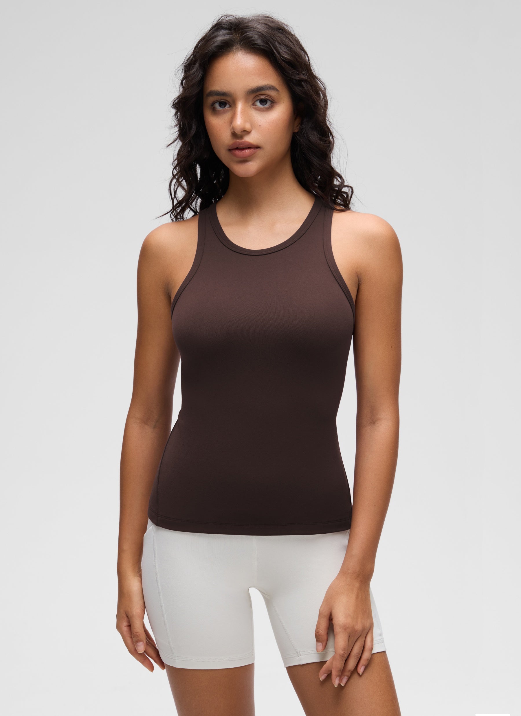 CRZ YOGA Blusas de yoga Corte ajustado Butterluxe Tank Cuello alto Marrón Fudge Caliente