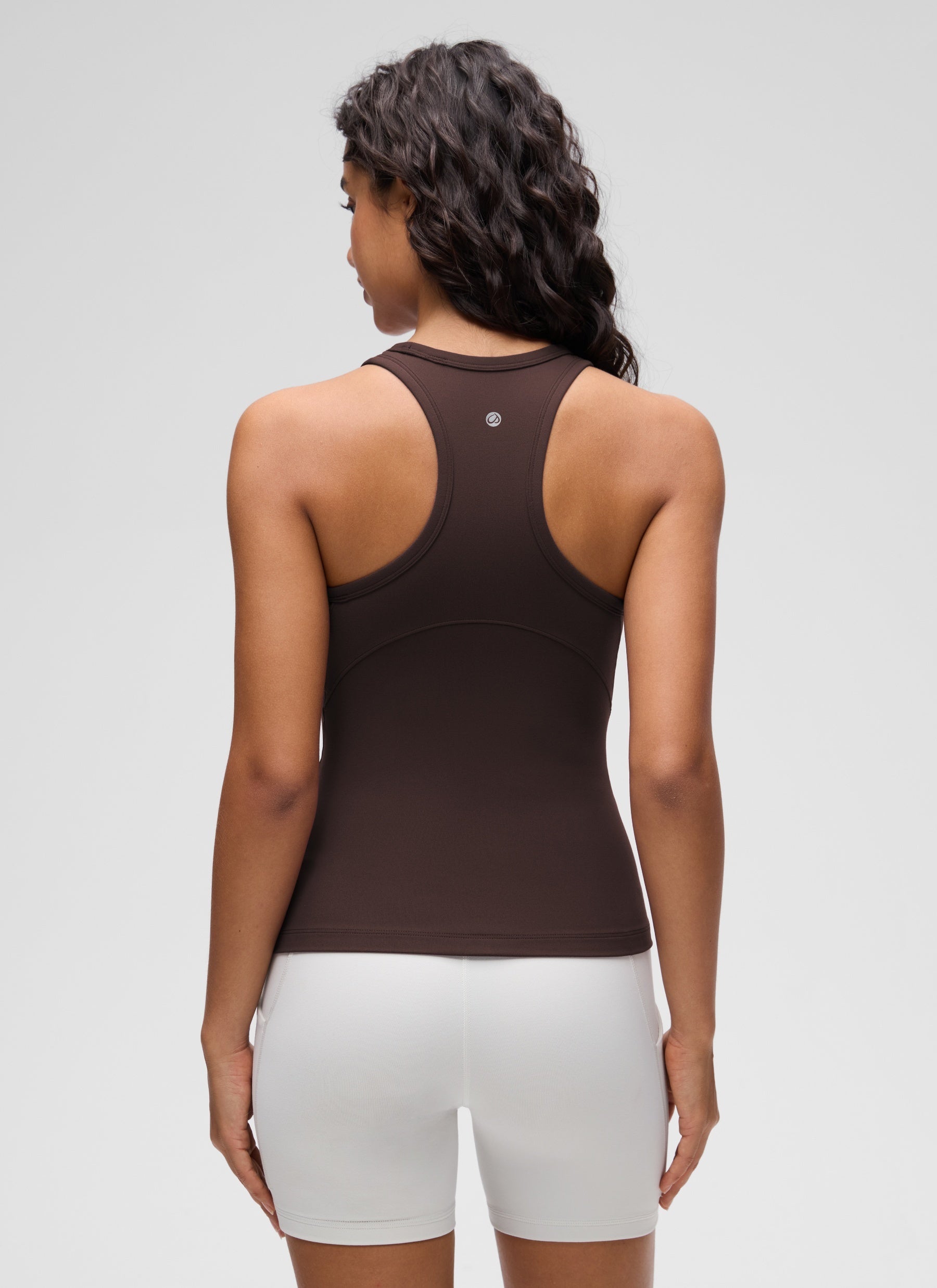 CRZ YOGA Blusas de yoga Corte ajustado Butterluxe Tank Cuello alto Marrón Fudge Caliente