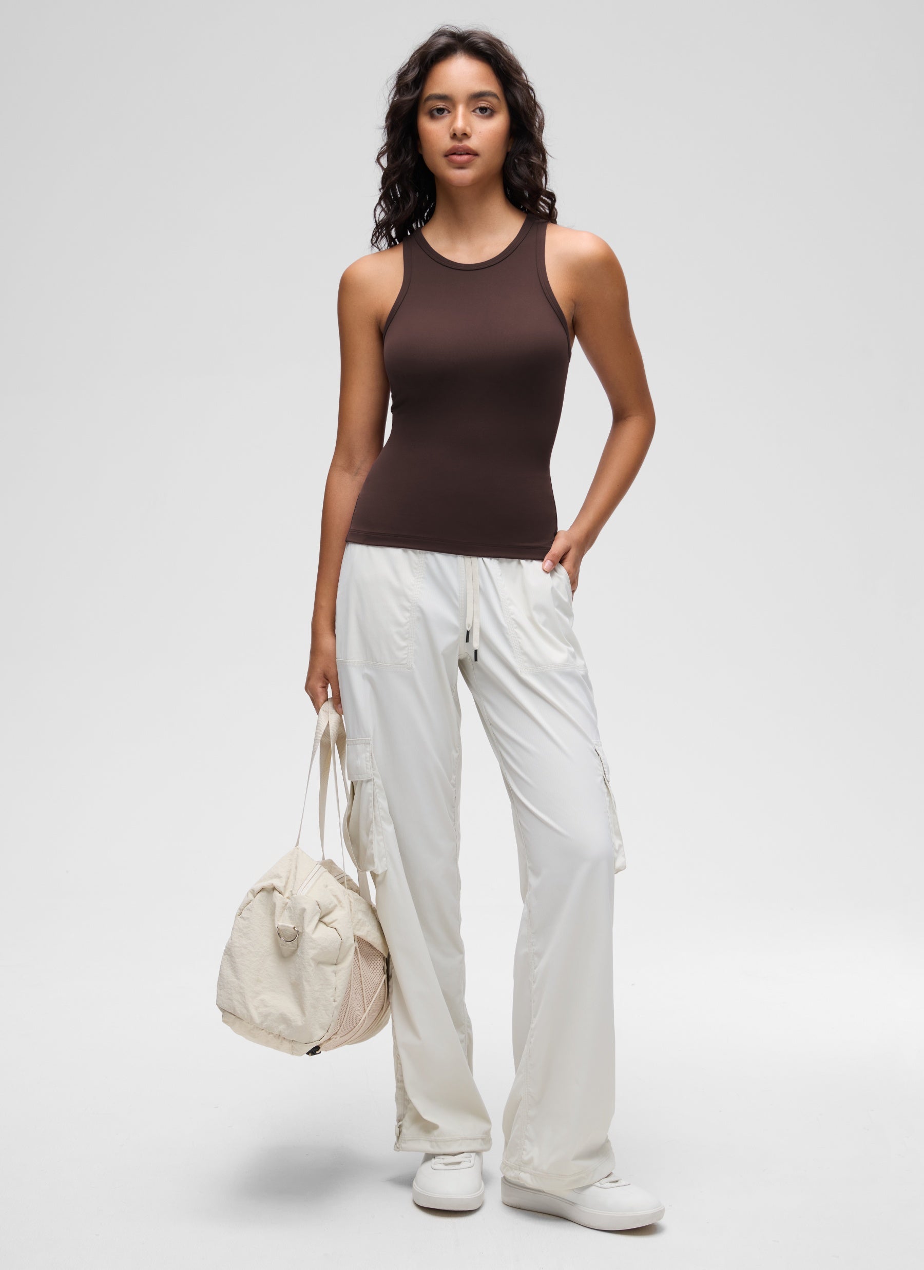 CRZ YOGA Blusas de yoga Corte ajustado Butterluxe Tank Cuello alto Marrón Fudge Caliente