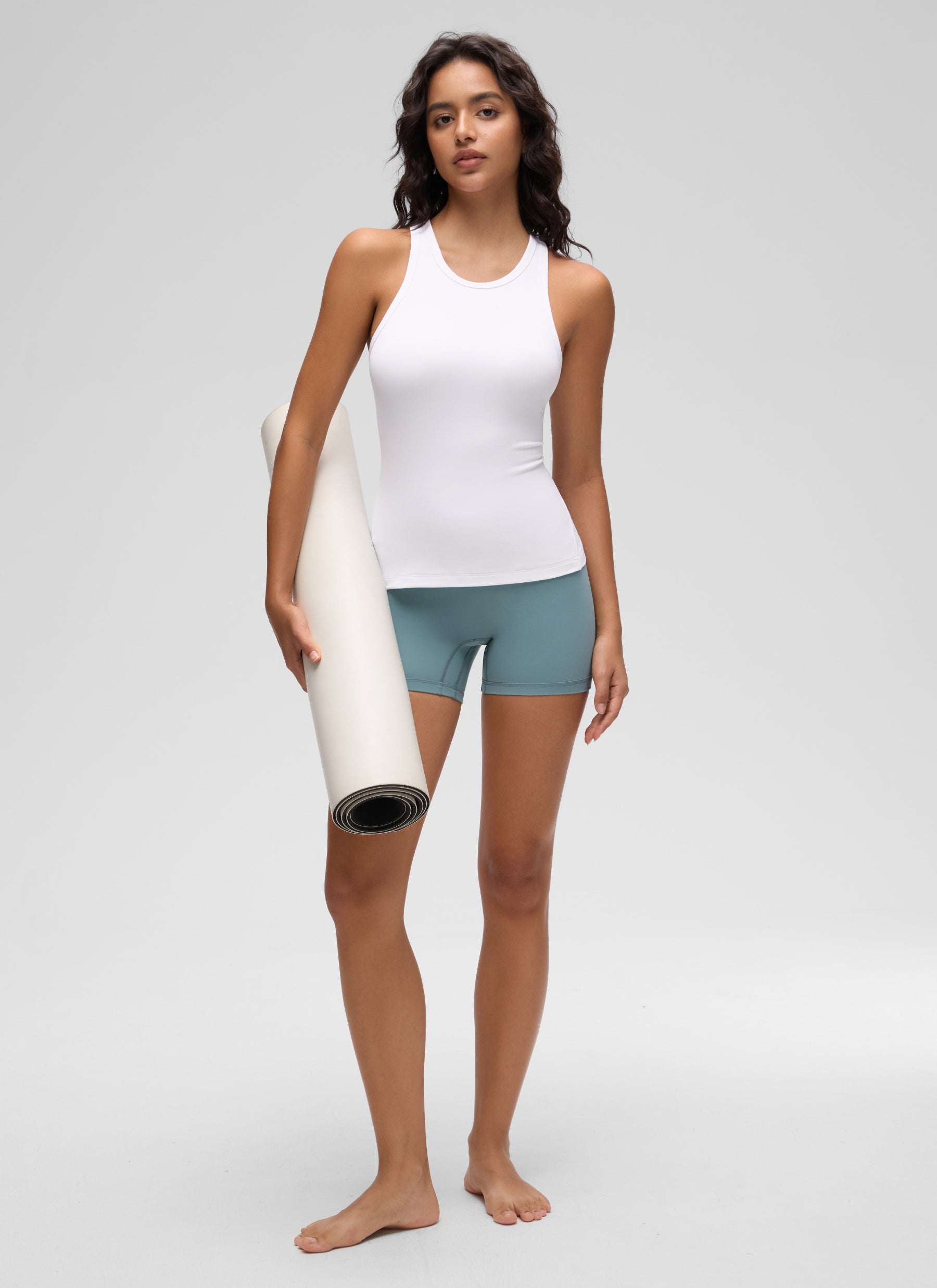 CRZ YOGA Blusas de yoga Corte ajustado Butterluxe Tank Cuello alto blanco