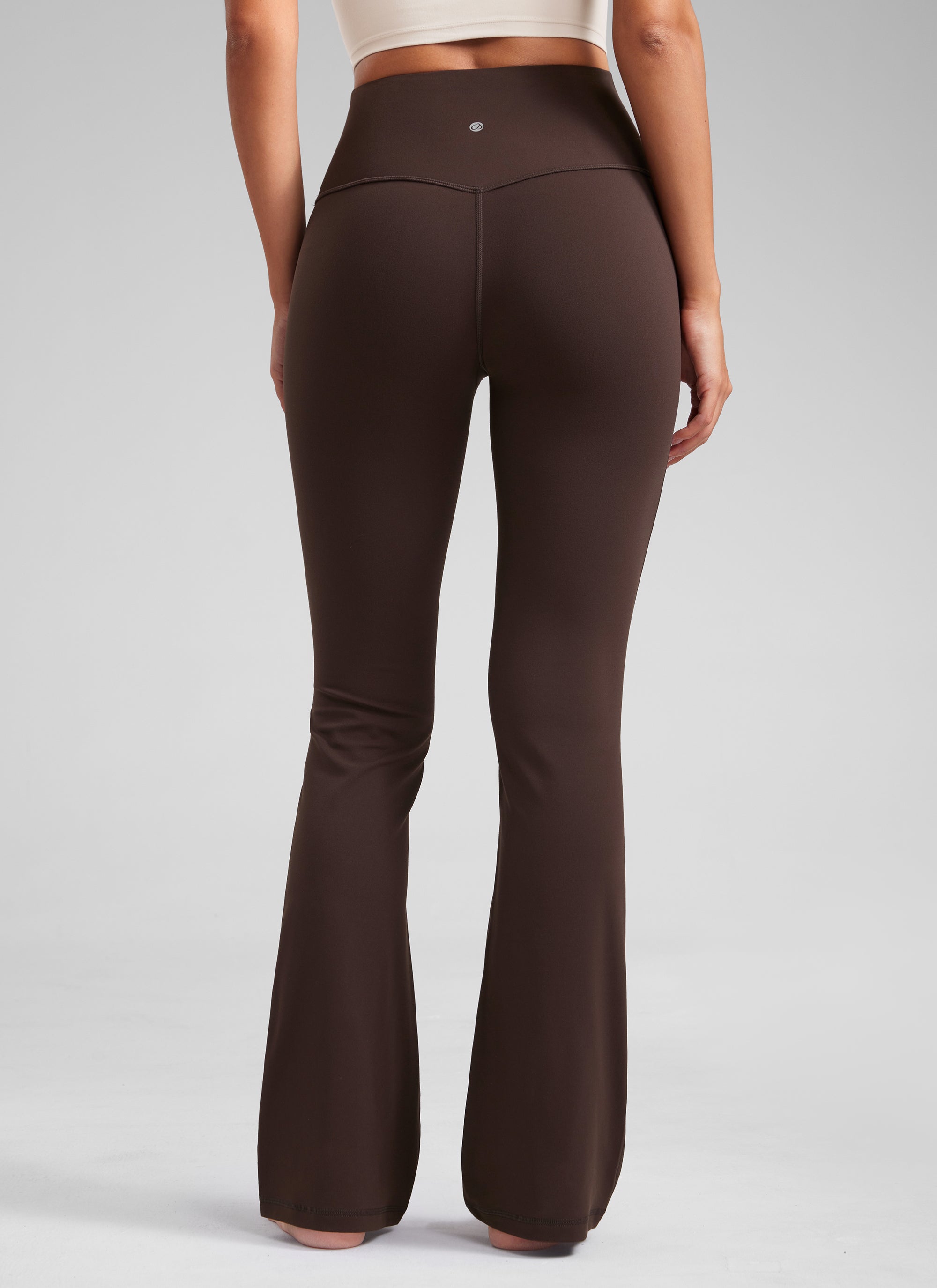 CRZ YOGA Leggings de Cintura Alta y Pierna Acampanada para Mujer Marrón Fudge Caliente @model_info:Luciana
