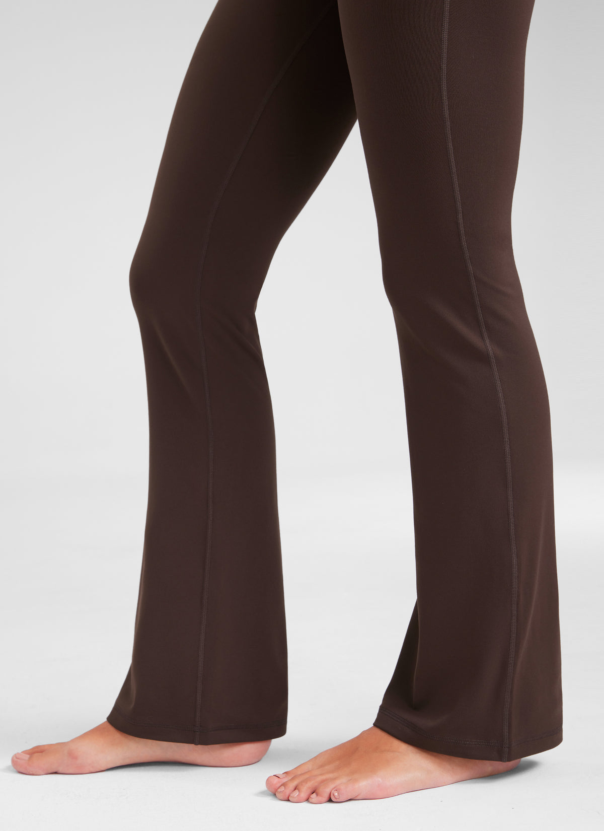 CRZ YOGA Leggings de Cintura Alta y Pierna Acampanada para Mujer Marrón Fudge Caliente @model_info:Luciana
