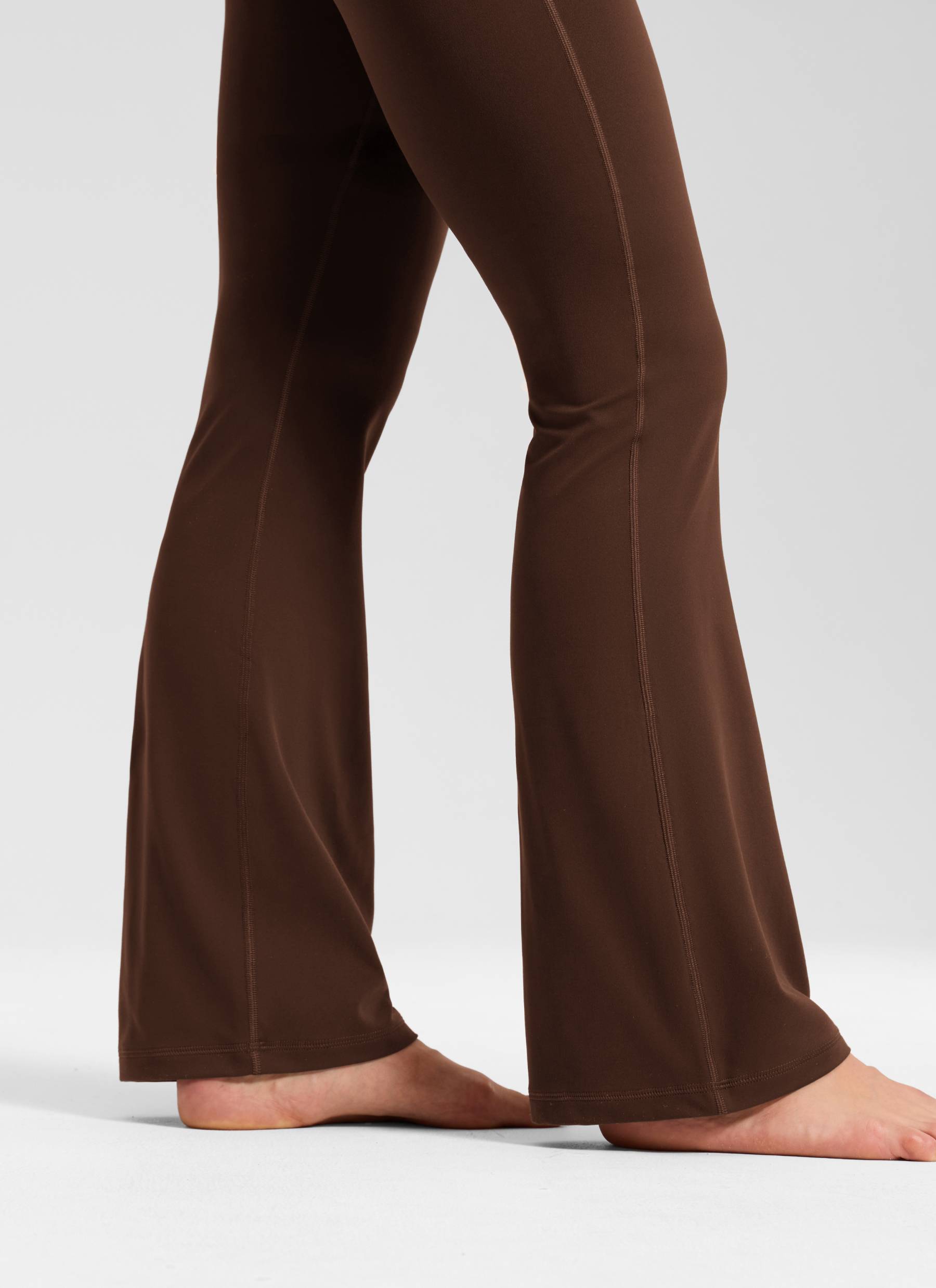 CRZ YOGA Leggings de Cintura Alta y Pierna Acampanada para Mujer Marrón Lava @model_info:Katya