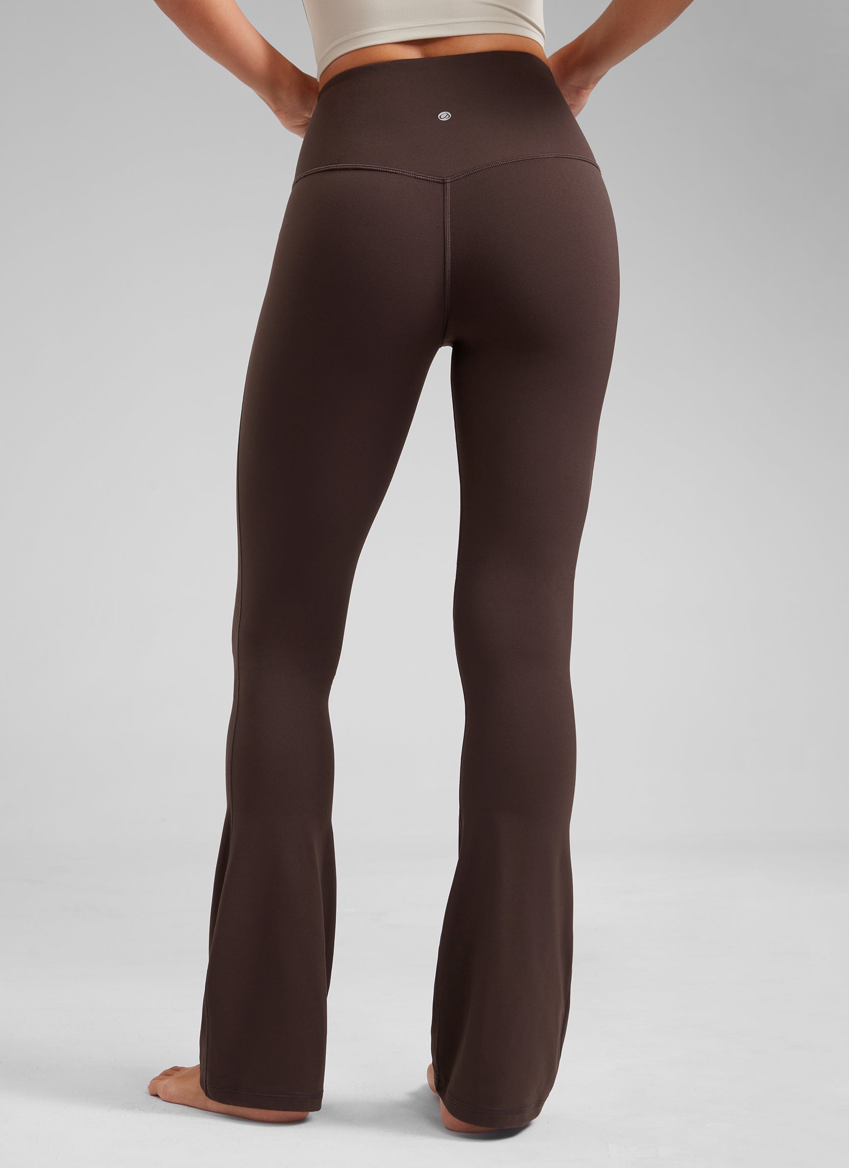 CRZ YOGA Leggings mini acampanados con bolsillos para mujer Marrón Fudge Caliente