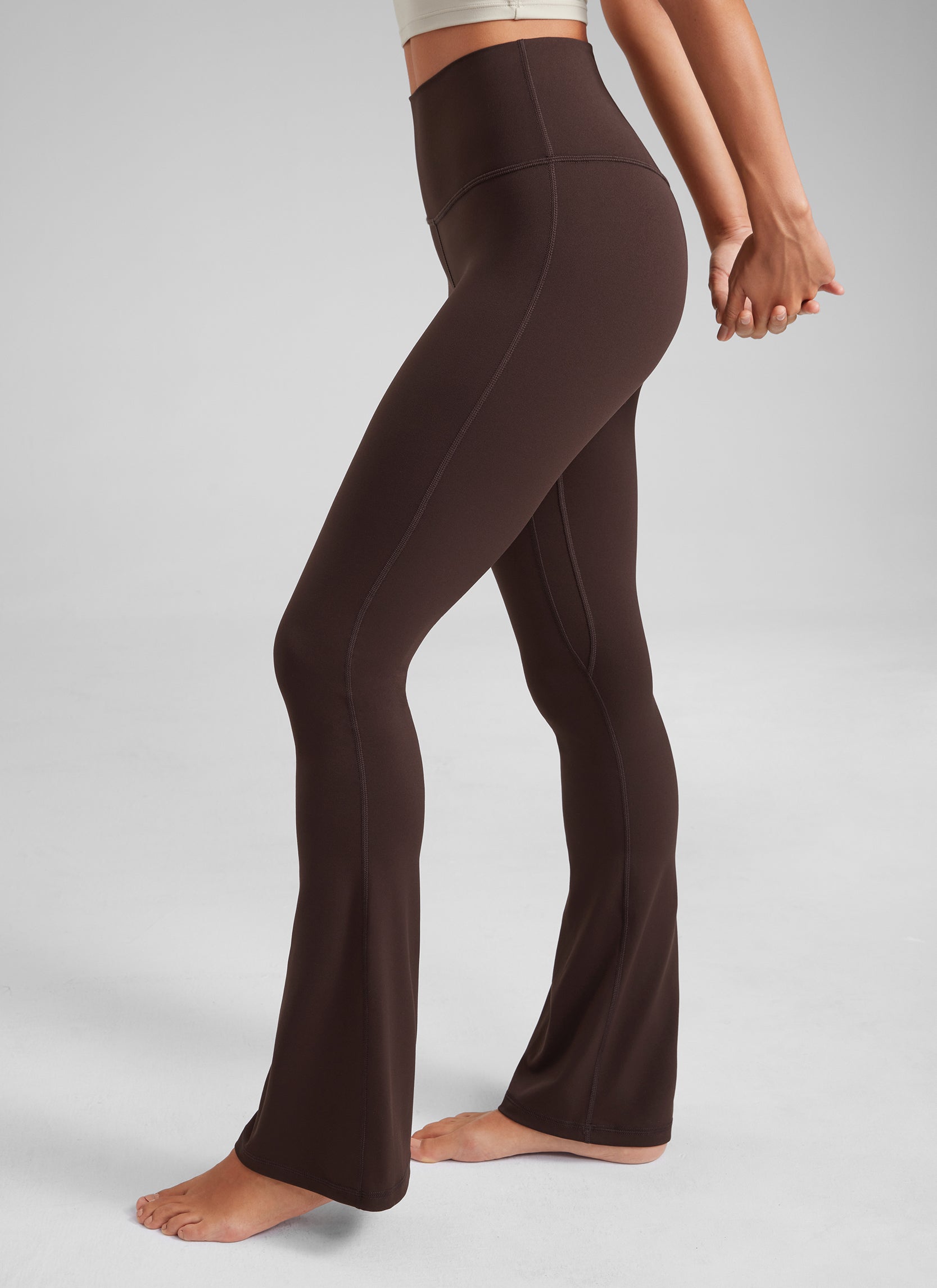 CRZ YOGA Leggings mini acampanados con bolsillos para mujer Marrón Fudge Caliente