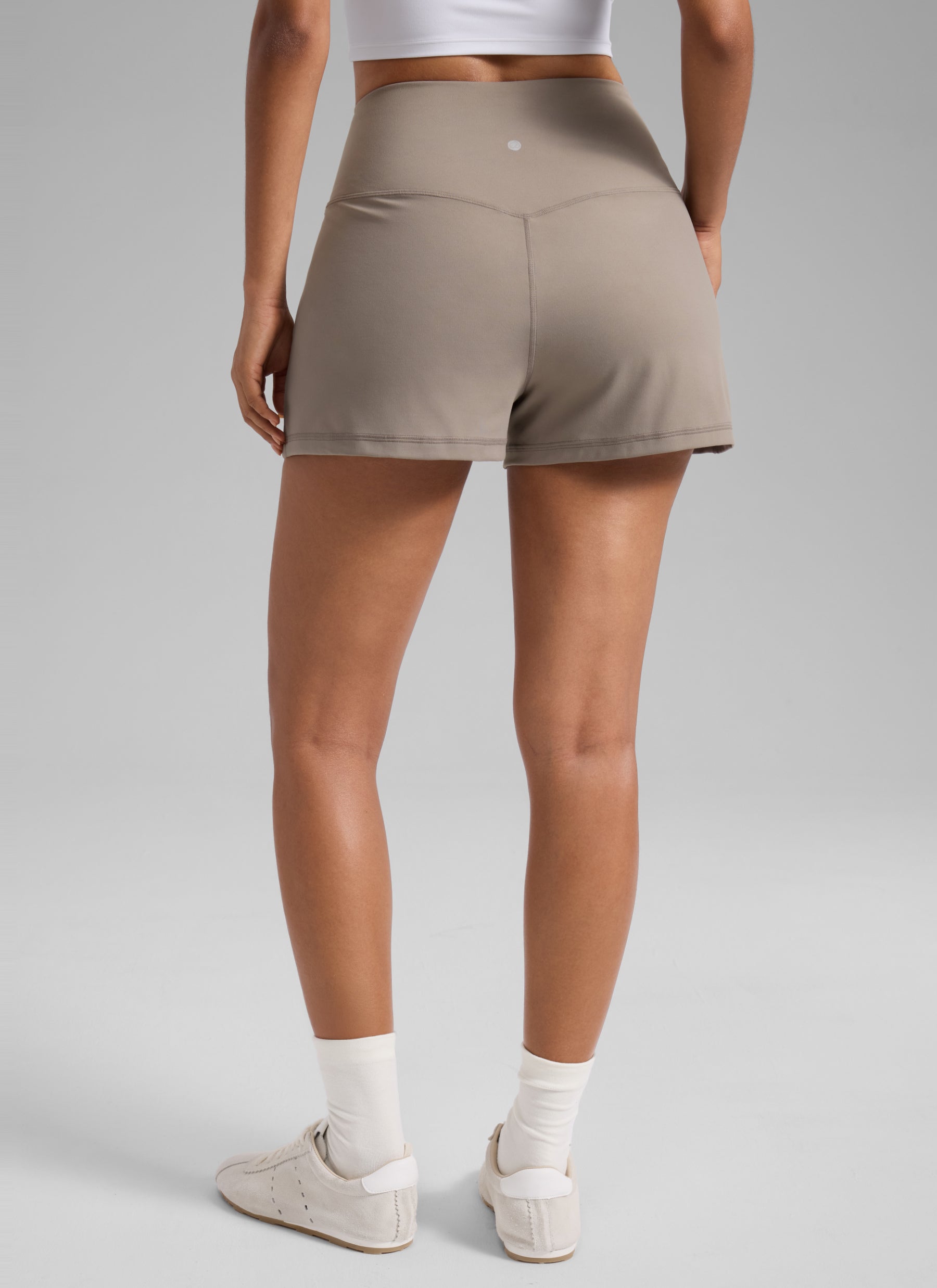 CRZ YOGA Pantalones Cortos Butterlift con Bolsillos para Mujer Creamy Latte @model_info:T