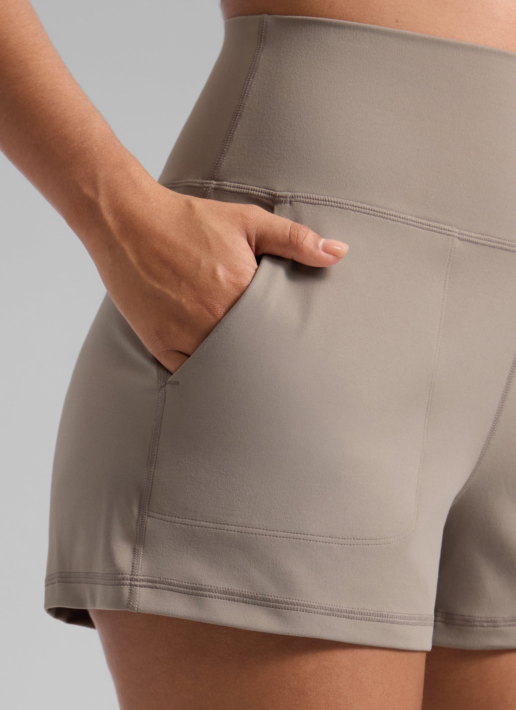 CRZ YOGA Pantalones Cortos Butterlift con Bolsillos para Mujer Creamy Latte @model_info:T